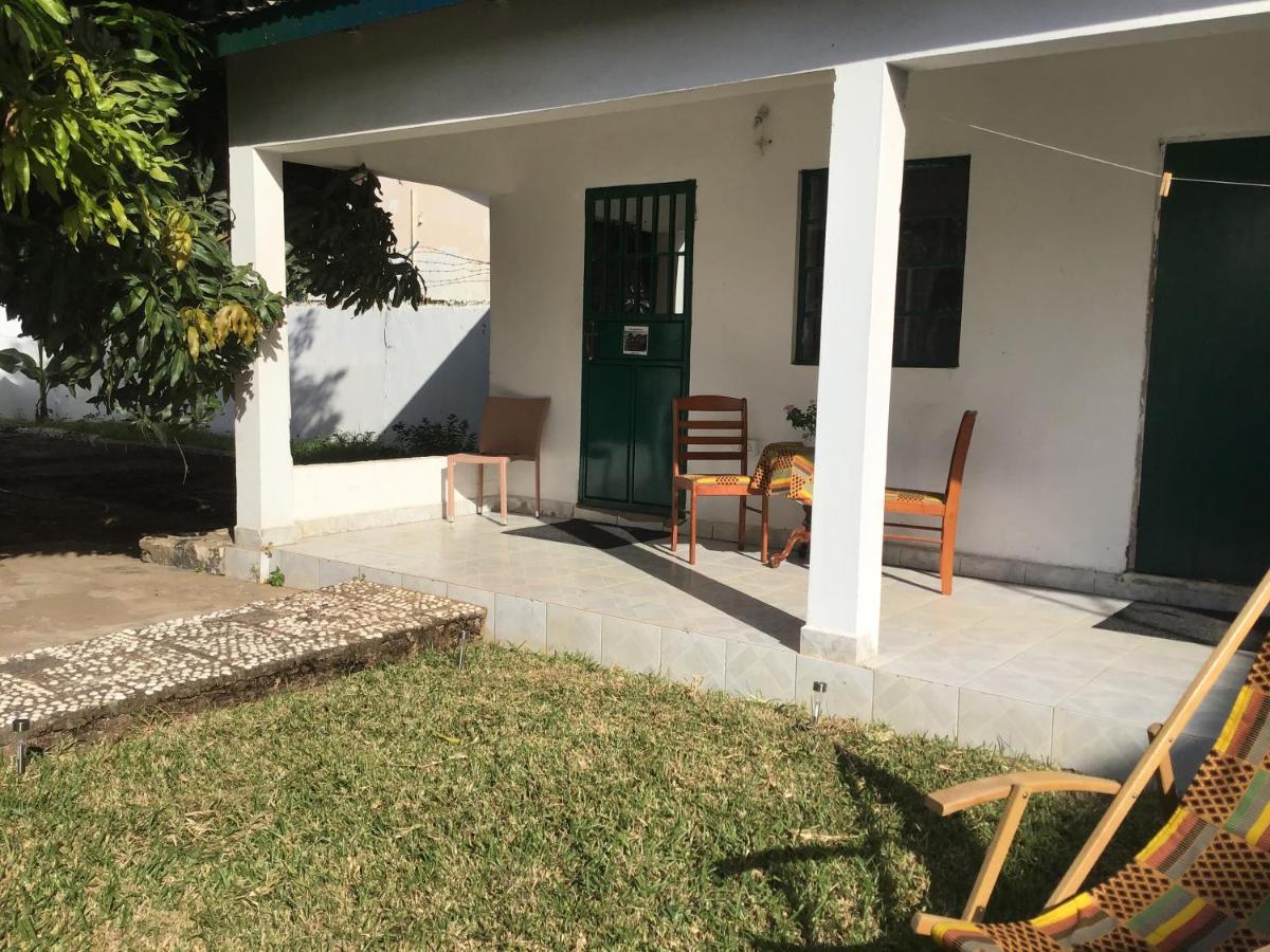 Anns Guesthouse Bakaugambia Екстериор снимка
