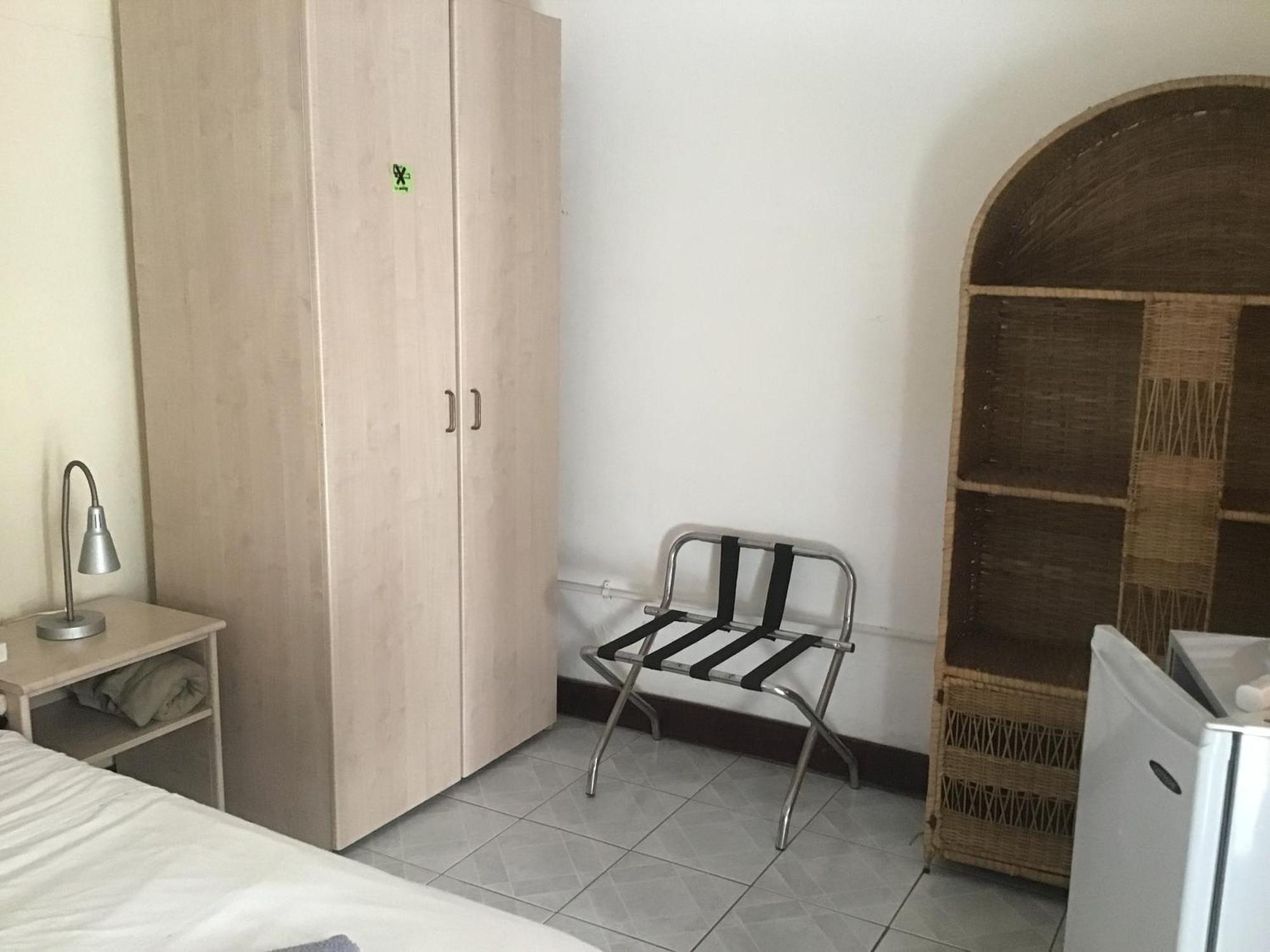 Anns Guesthouse Bakaugambia Екстериор снимка