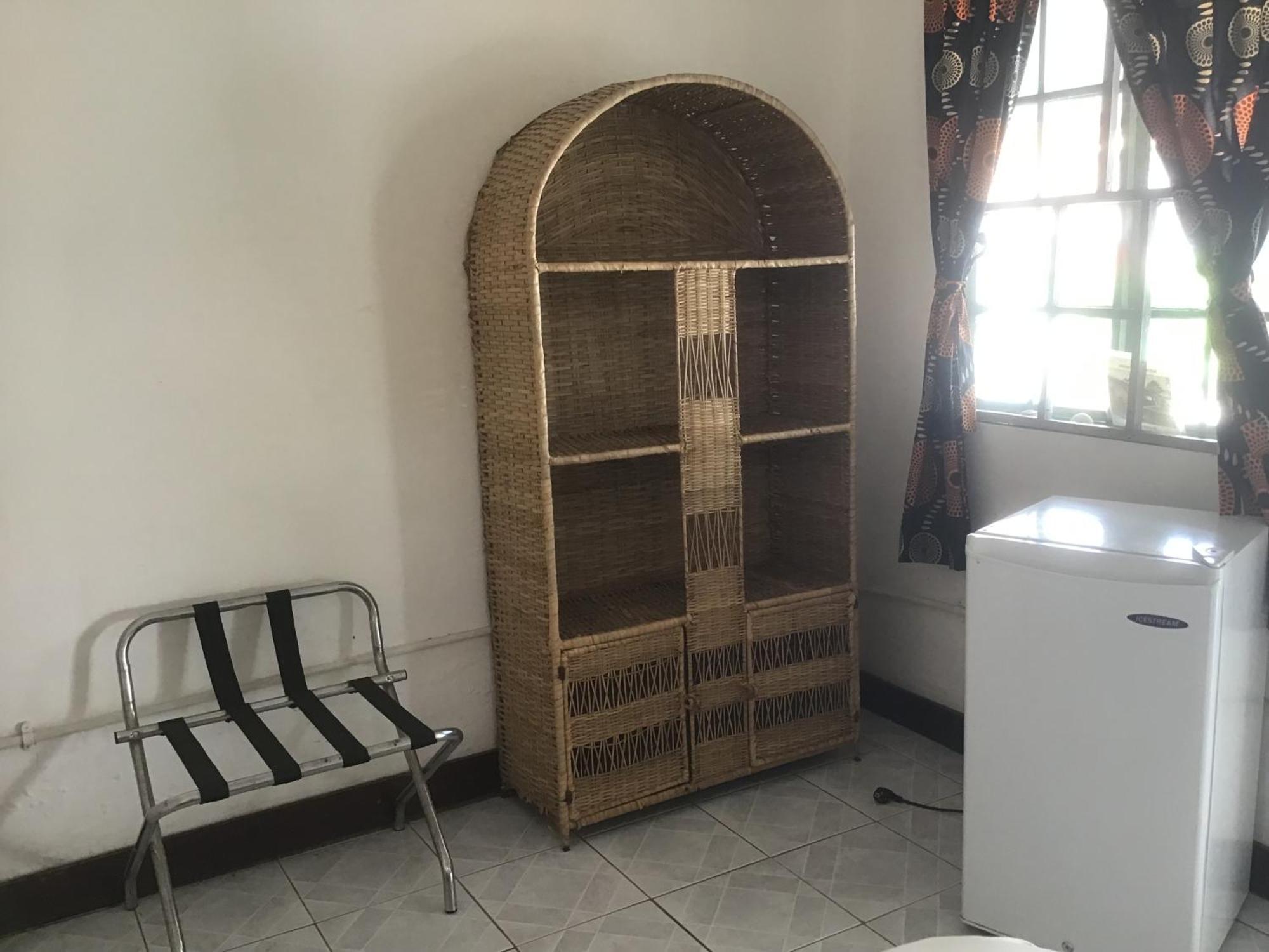 Anns Guesthouse Bakaugambia Екстериор снимка