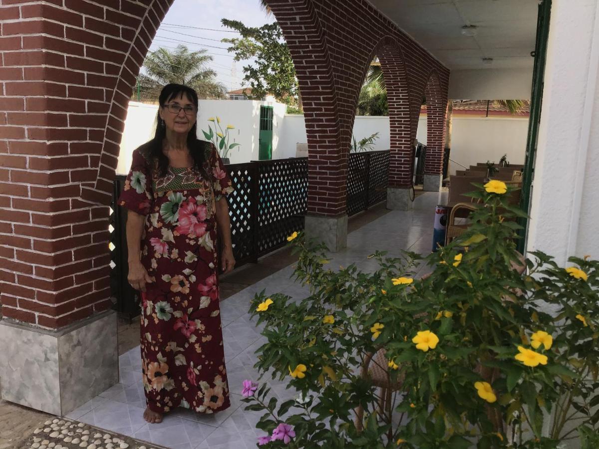 Anns Guesthouse Bakaugambia Екстериор снимка